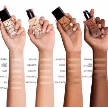 Nars All Day Luminous Weightless Fondöten